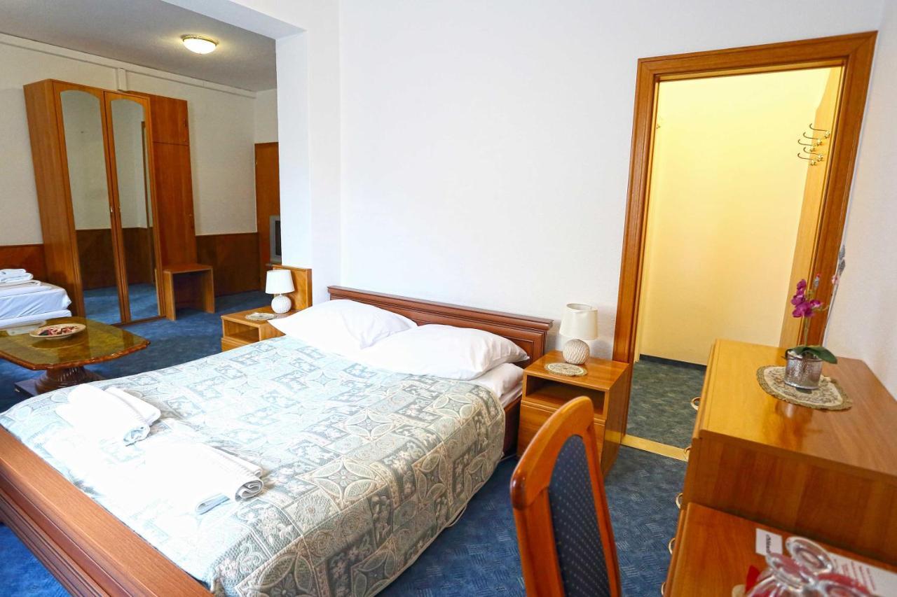 Hotel Wesselenyi Gyor Bagian luar foto