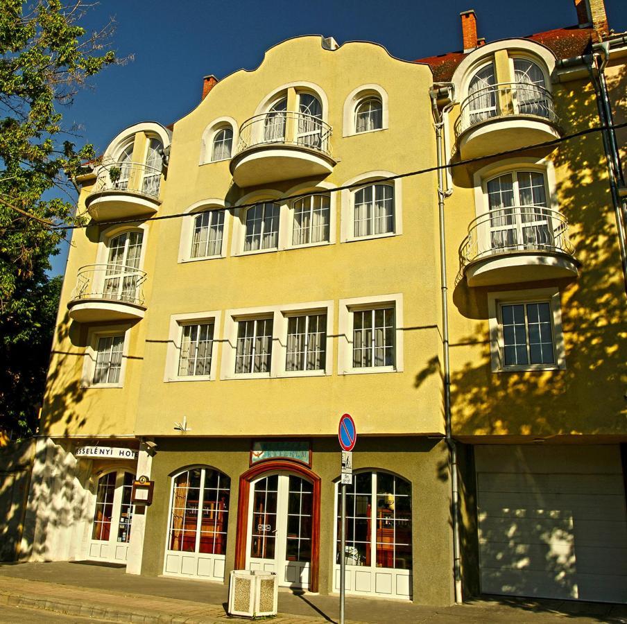 Hotel Wesselenyi Gyor Bagian luar foto