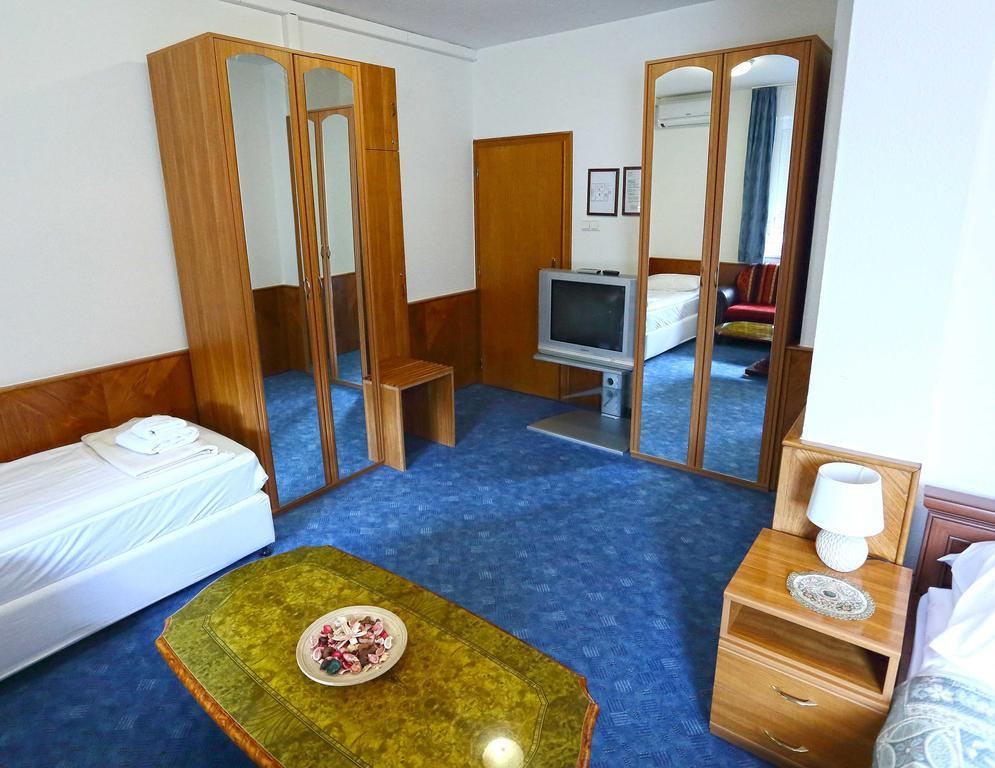 Hotel Wesselenyi Gyor Bagian luar foto