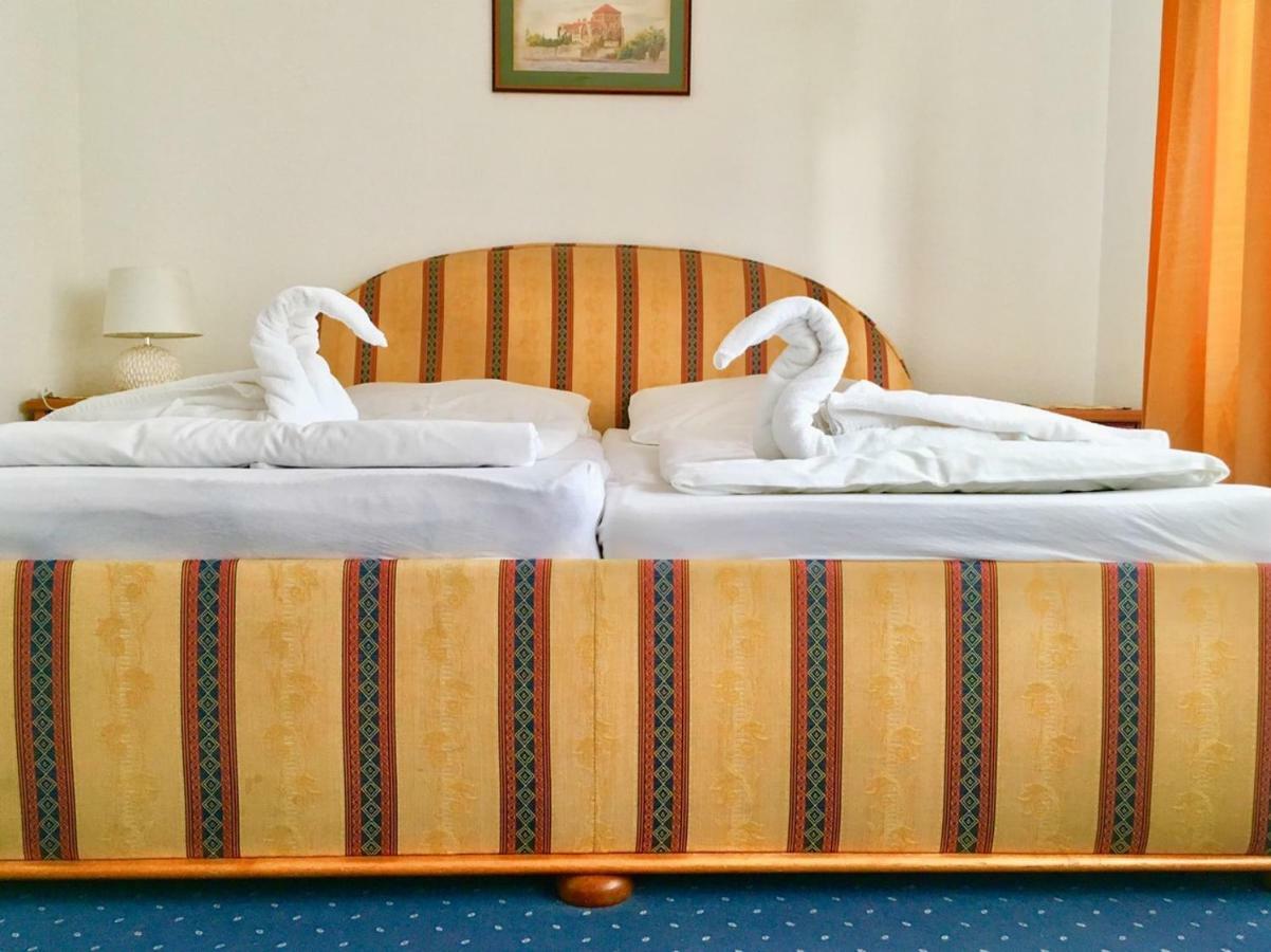 Hotel Wesselenyi Gyor Bagian luar foto